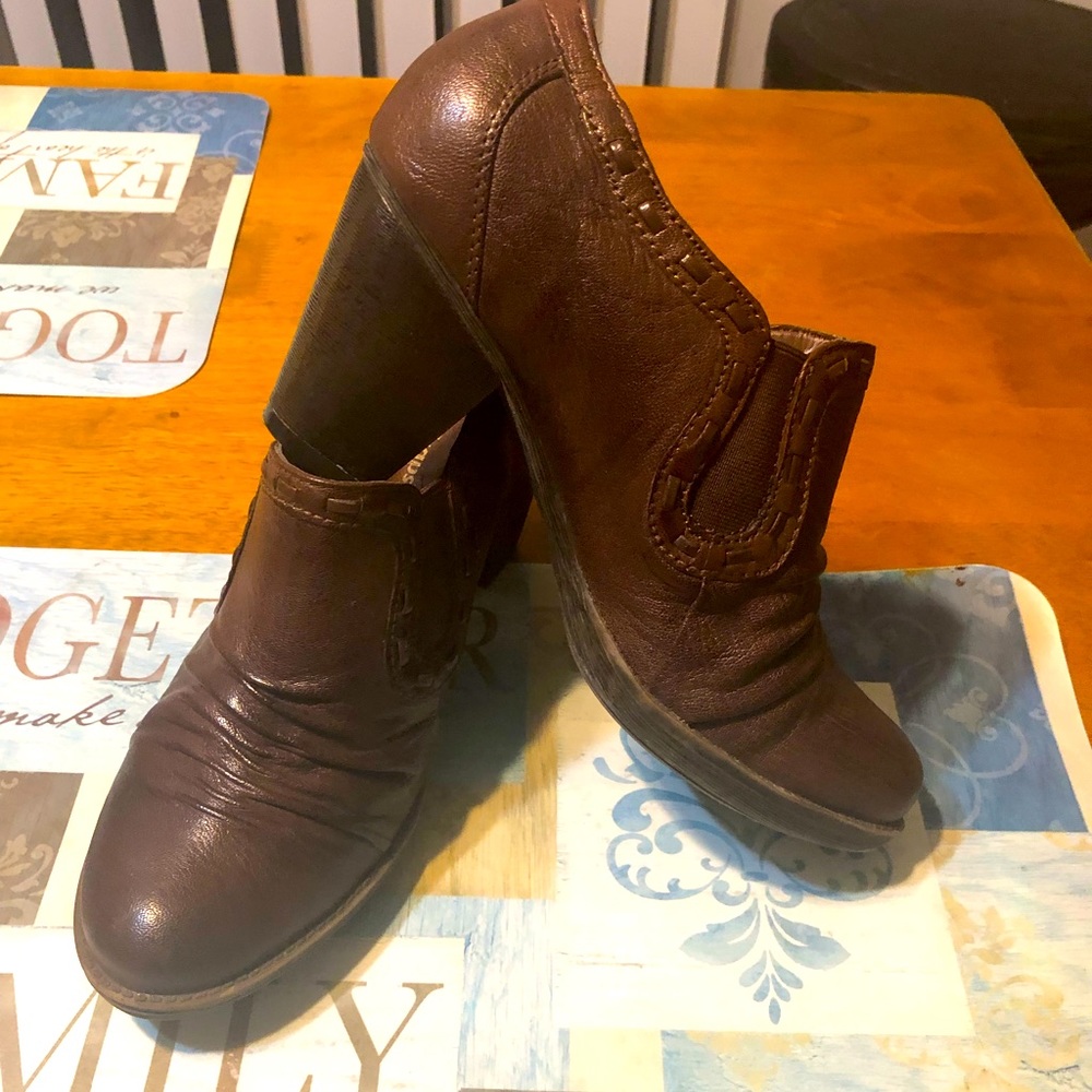 BareTraps “Fallon” leather bootie -size 8M